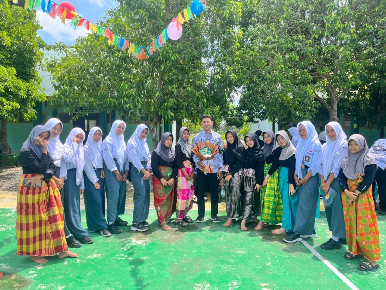 Foto kegiatan di halaman sekolah