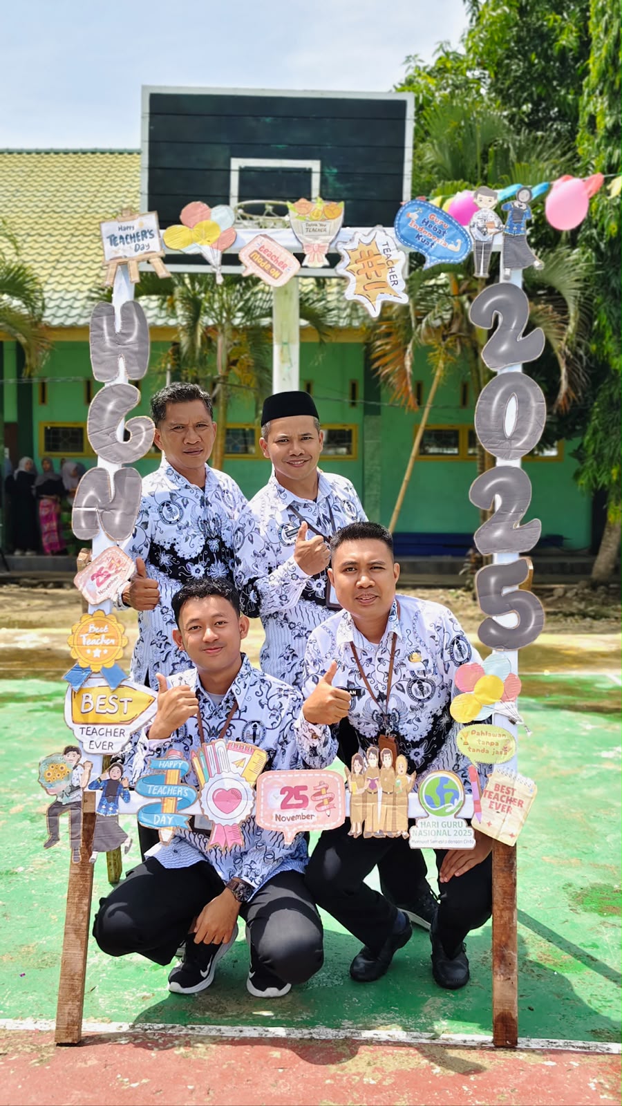 Foto bersama siswa di lingkungan sekolah