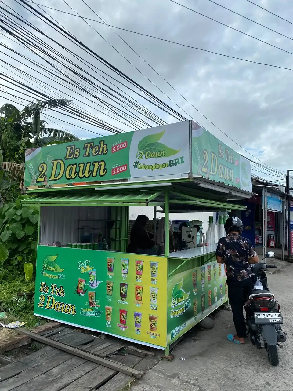 Outlet Es Teh 2 Daun Cabang Depan BRI